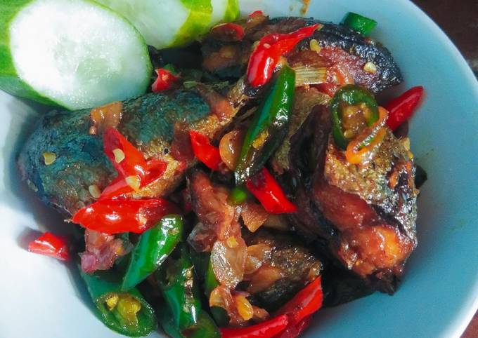 Bagaimana Membuat Ikan kembung kecap pedas yang Enak Banget