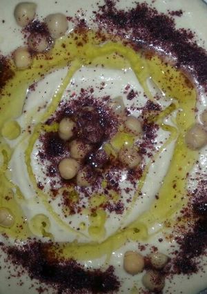 صورة لوصفة حمص بالطحينيه والمكبابيس
