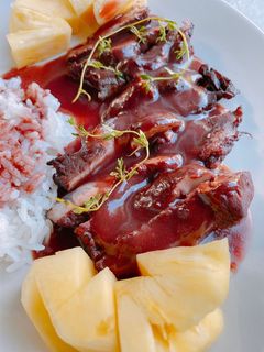 รูปของ ข้าวหน้าสันคอหมูอบซอสไวน์แดง 🐷 🍷 / Baked pork shoulder in red wine sauce with rice 🐷 🍷