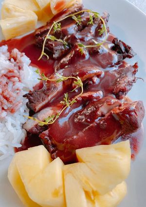 รูปของ ข้าวหน้าสันคอหมูอบซอสไวน์แดง 🐷 🍷 / Baked pork shoulder in red wine sauce with rice 🐷 🍷