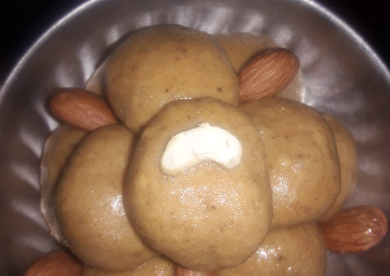 Besan ke ladoo