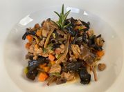 Une photo de champignons chanterelles