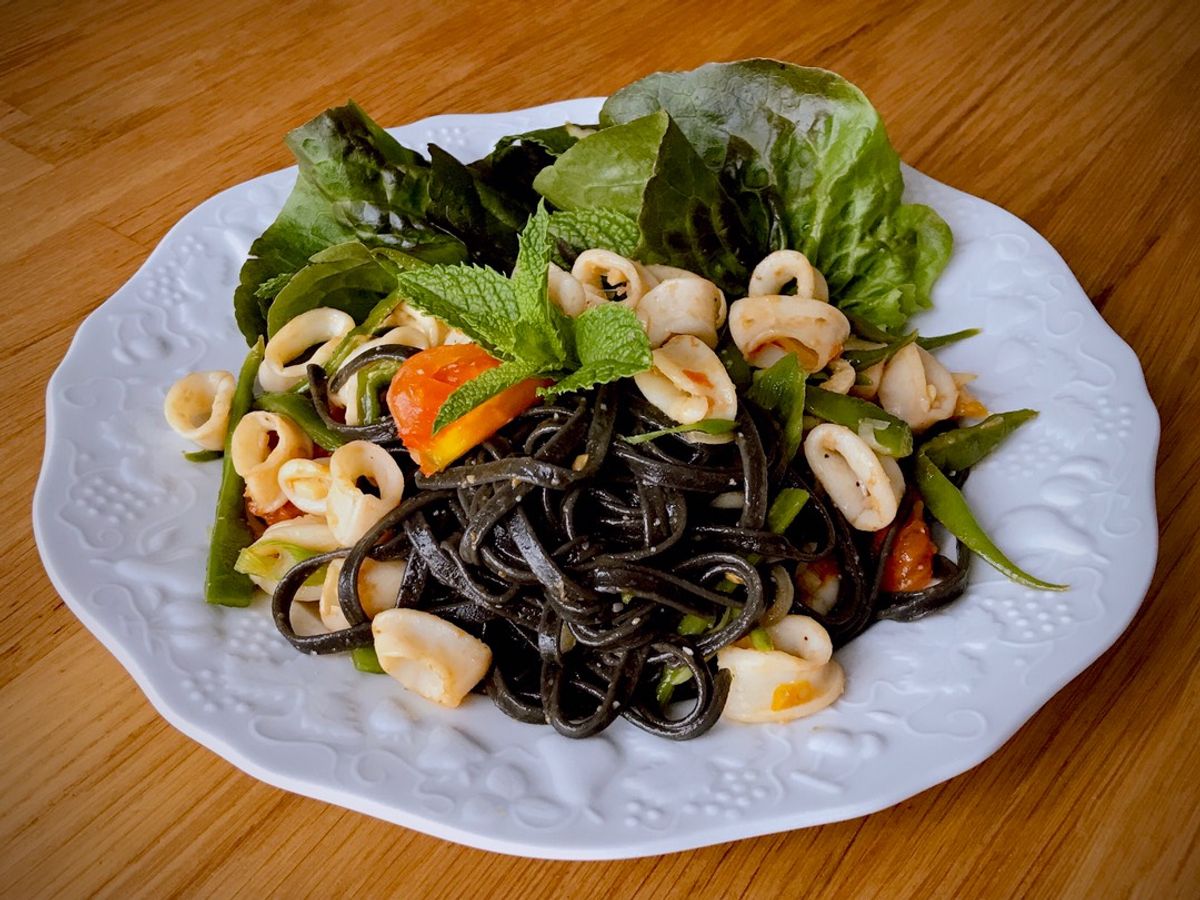 Mì Dẹp Đen Xào Mực Ống