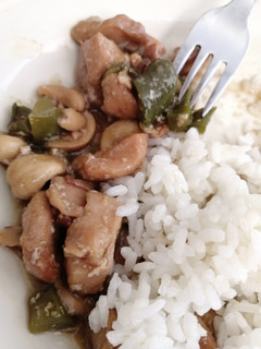 Una foto de Pollo con anacardos en slowcooker