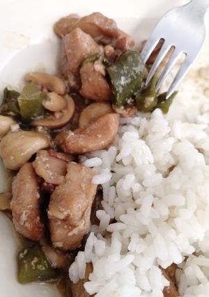 Una foto de Pollo con anacardos en slowcooker