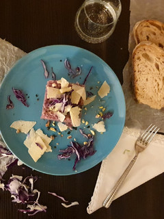 Foto di Riso con cavolo viola, scaglie di parmigiano e pistacchi