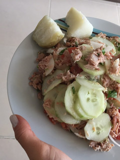 Una foto de Ensalada de atún con tomate🍅 y pepino🥒