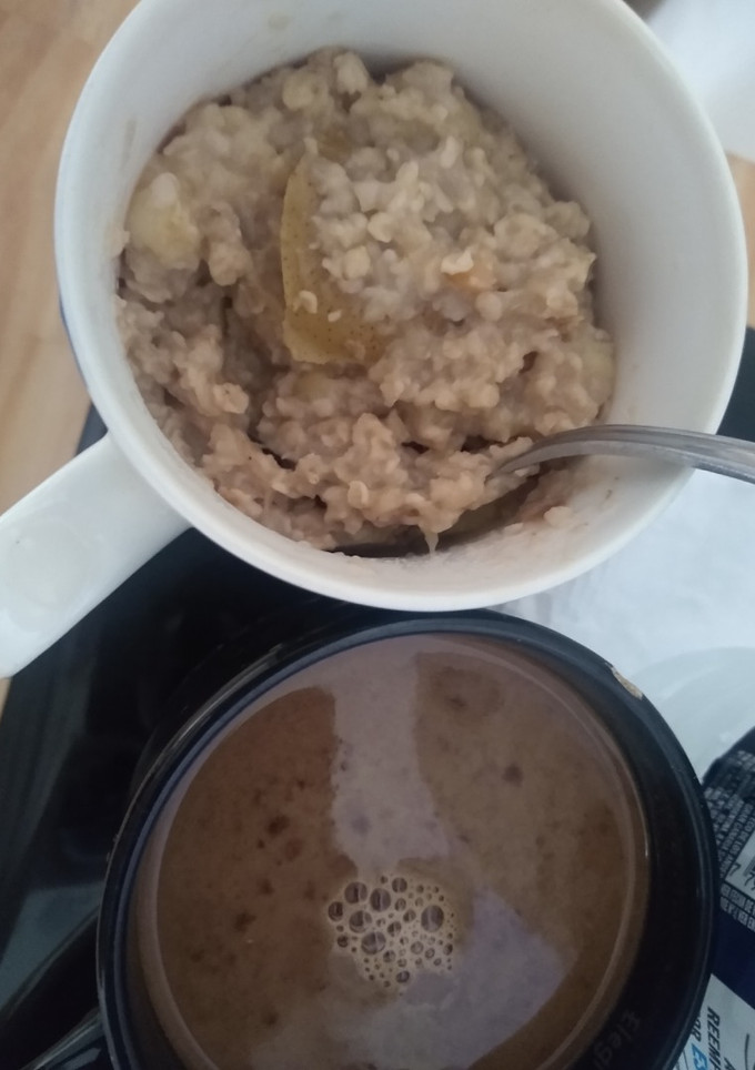 Una foto de Avena instantánea con frutas y miel