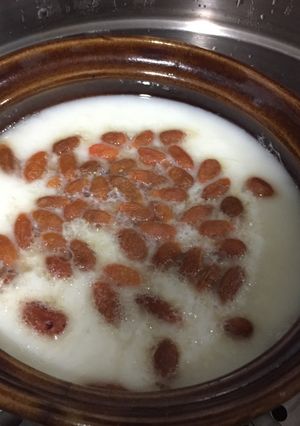 A picture of Steam Egg White with Goji Berry and Ginko Nuts.