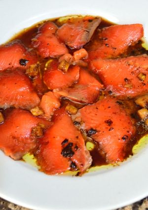 Una foto de Salmón marinado en cítricos y wasabi