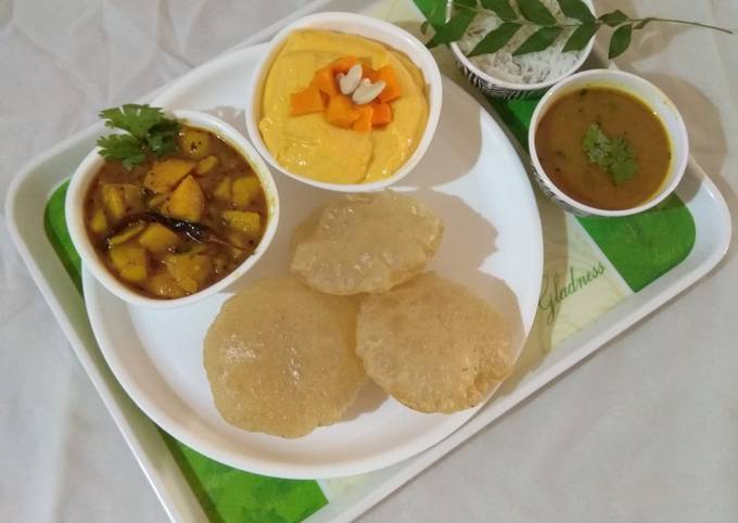 Gujarati lunch (rasadar aloo sabji, amrakhand, puri, dal, rice)
