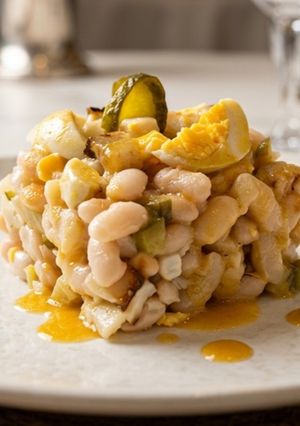 Una foto de Ensalada de alubias de bote, daikon y huevo cocido