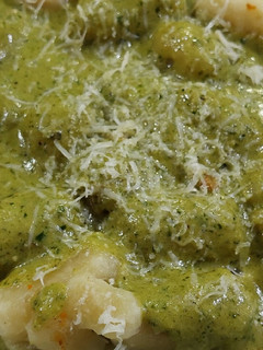 Una foto de Ñoquis con salsa de pesto 🌱