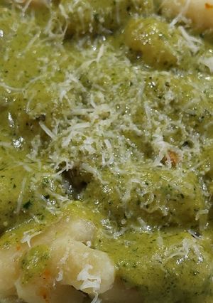 Una foto de Ñoquis con salsa de pesto 🌱