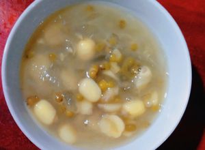 Hình của món Chè nha đam đậu xanh hạt sen.