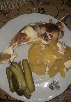 Túrós tejfölös csirkecomb burgonyaágyon recept fotója