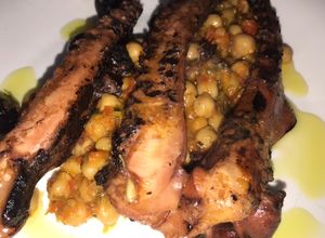 Una foto de Tentáculos de calamar asados, con garbanzos en salsa romesco