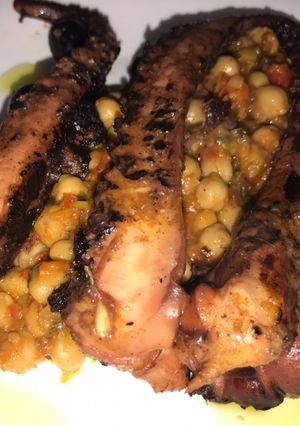 Una foto de Tentáculos de calamar asados, con garbanzos en salsa romesco