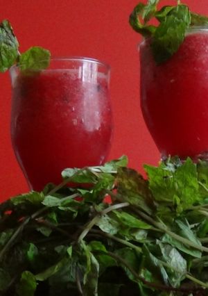 A picture of Watermelon sharbat.