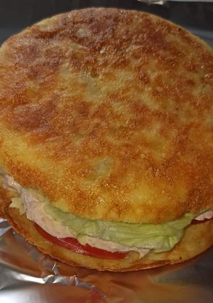 Una foto de Tortilla de patatas rellena 🥚🥔