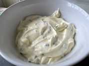 Una foto de salsa de ciboulette con crema de leche