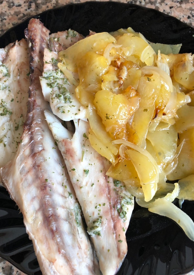 Una foto de Lubina abierta al horno