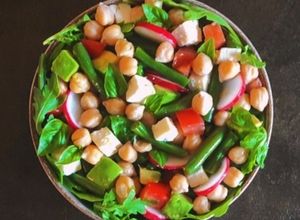 Foto di Insalata di fagiolini con pomodori ravanelli rucola ceci avocado e feta