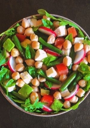 Foto di Insalata di fagiolini con pomodori ravanelli rucola ceci avocado e feta