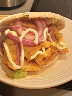 Una foto de Pita de pollo marinado con especias