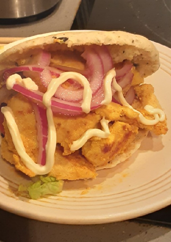Una foto de Pita de pollo marinado con especias