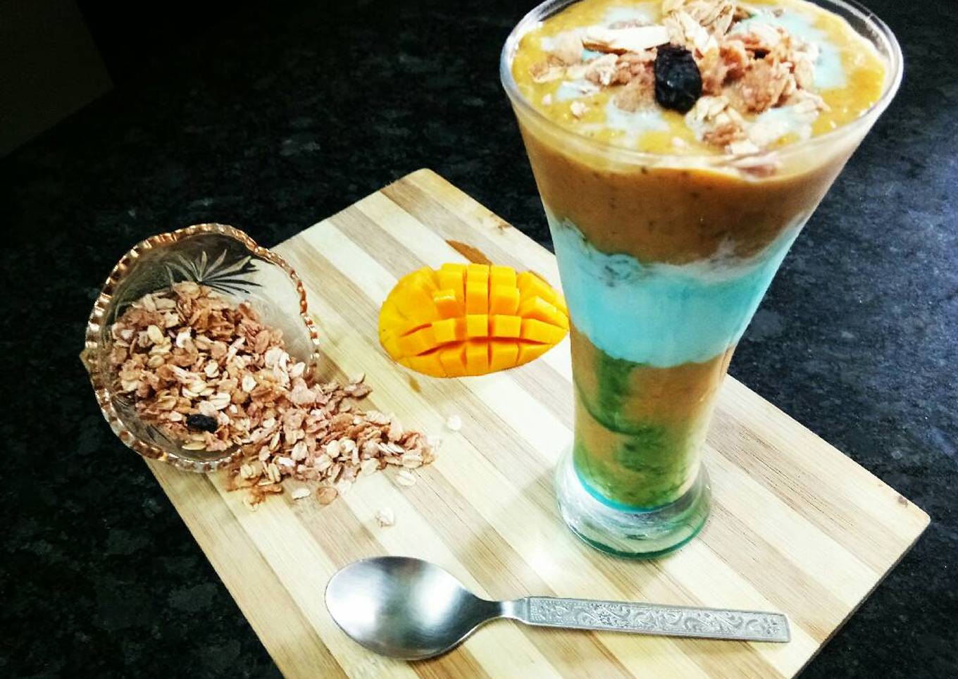 Mango museli ki blue smoothie