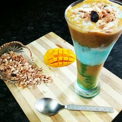 A picture of Mango museli ki blue smoothie.