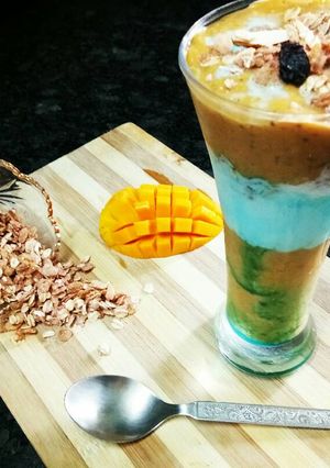 A picture of Mango museli ki blue smoothie.
