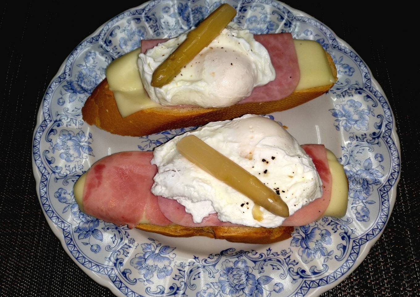 Tostas de queso y jamón con huevo escalfado