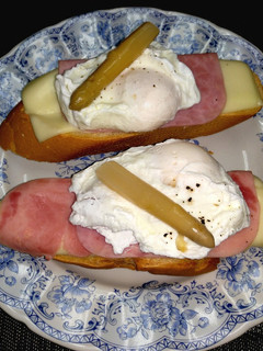 Una foto de Tostas de queso y jamón con huevo escalfado