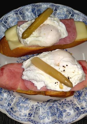 Foto principal de Tostas de queso y jamón con huevo escalfado