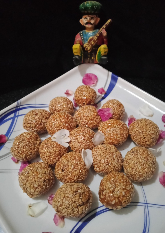 તલના લાડુ(Tal na laddu recipe in Gujarati) રેસીપી મુખ્ય ફોટો
