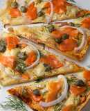 Pizza Mỏng Giòn nhân Cá Hồi Xông Khói - Smoked Salmon Flatbread Pizza