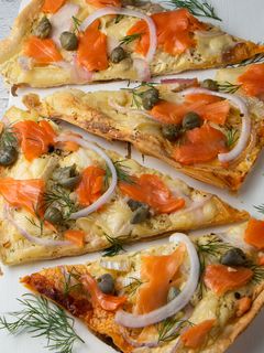 Hình của món Pizza Mỏng Giòn nhân Cá Hồi Xông Khói - Smoked Salmon Flatbread Pizza.