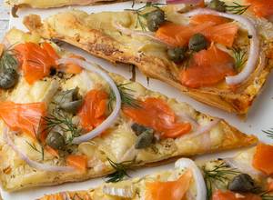 Hình của món Pizza Mỏng Giòn nhân Cá Hồi Xông Khói - Smoked Salmon Flatbread Pizza.