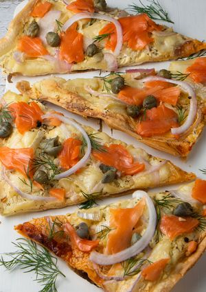 Hình của món Pizza Mỏng Giòn nhân Cá Hồi Xông Khói - Smoked Salmon Flatbread Pizza.