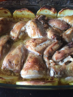 Una foto de Pollo con patatas con salsa jugosa al horno