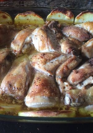 Una foto de Pollo con patatas con salsa jugosa al horno