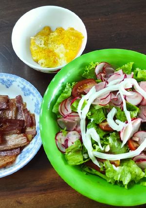 Hình của món Salad rau củ kèm thịt xông khói.