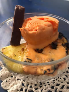 Una foto de Piña asada con helado