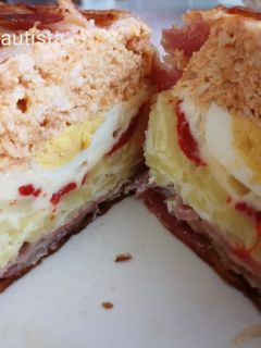 Una foto de Pastel de carne y tortilla de patata