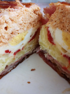 Una foto de Pastel de carne y tortilla de patata