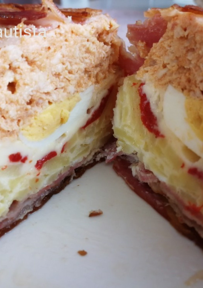 Una foto de Pastel de carne y tortilla de patata