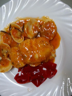 Una foto de Lomo de Merluza con salsa de pimientos