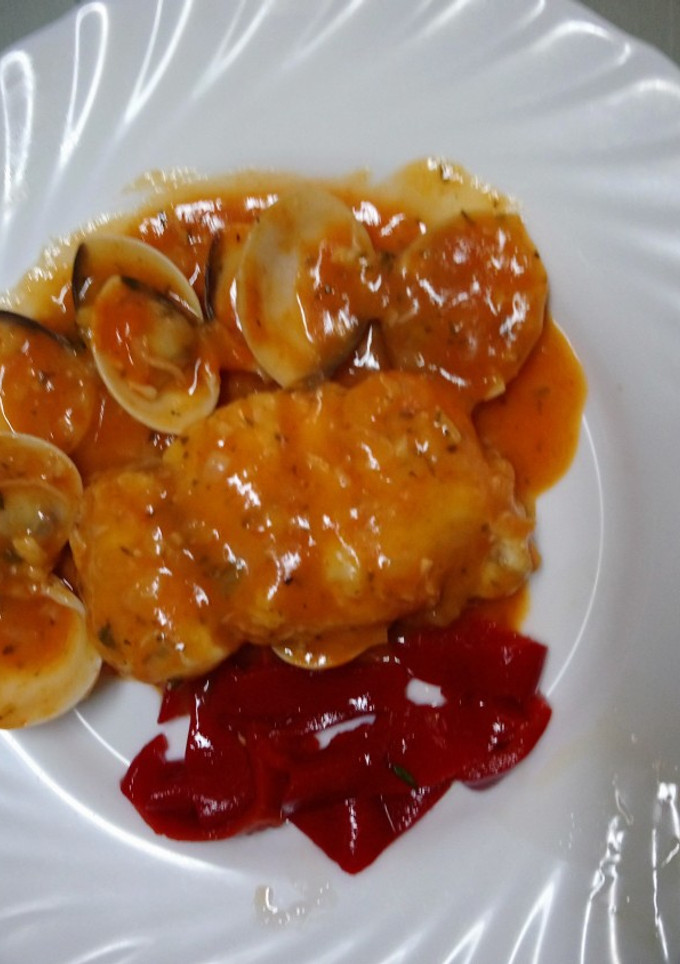 Una foto de Lomo de Merluza con salsa de pimientos